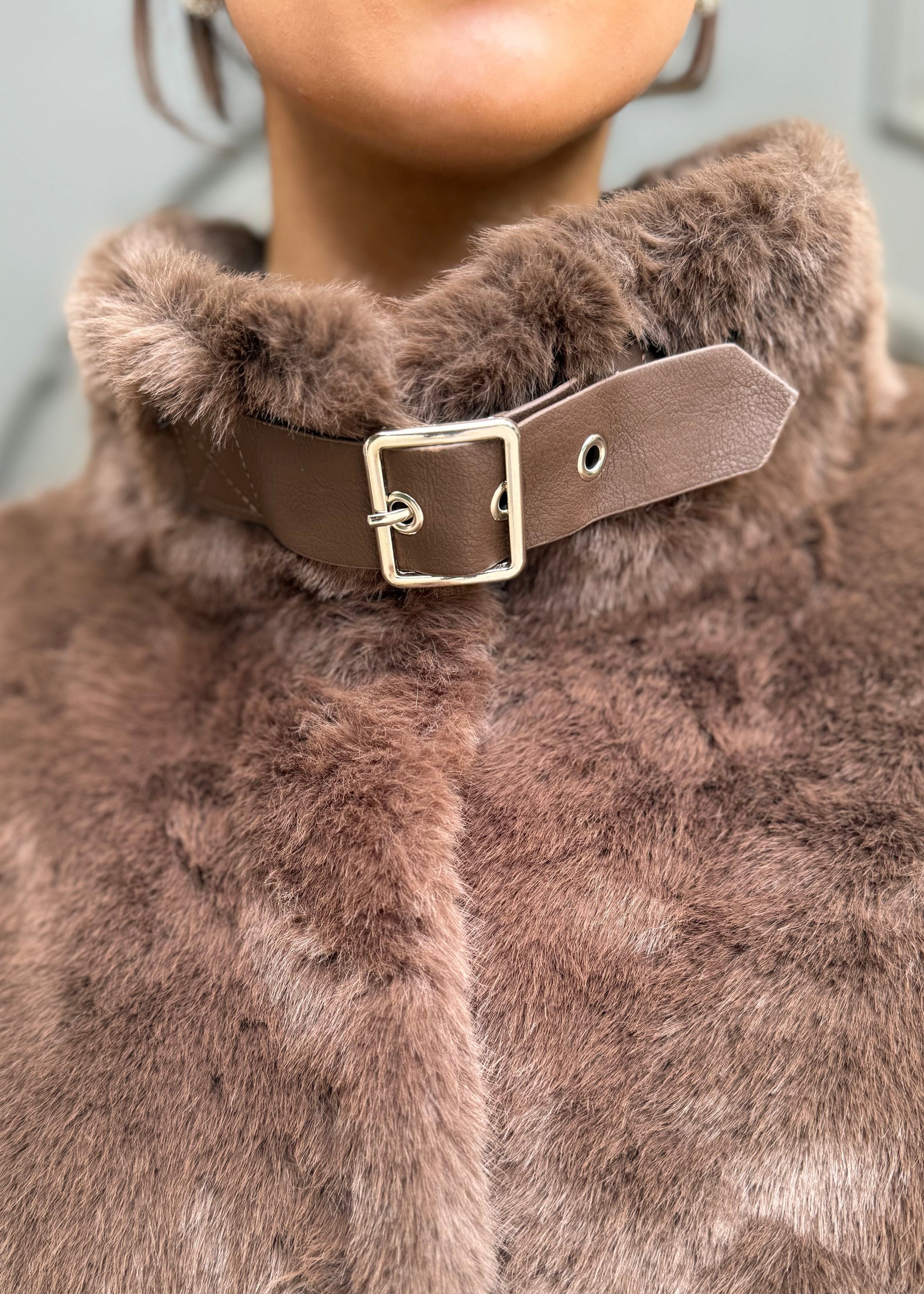 Margaux Παλτό από Τεχνητή Γούνα με Γιακά, Λουράκι με Αγκράφα και Μακριά Μανίκια - Σοκολατί (Chocolate Brown)