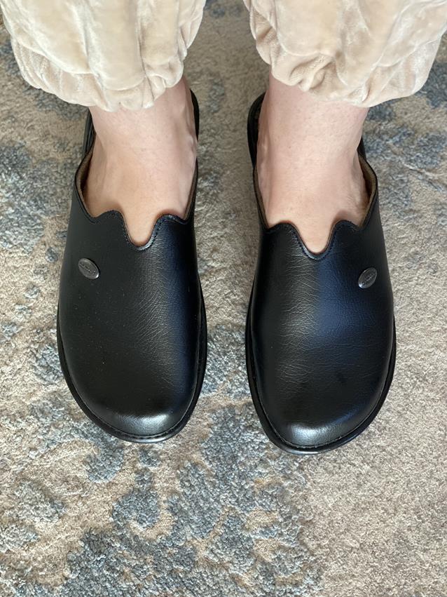 Marge| Μαύρη ανατομική παντόφλα από δερματίνη 00110