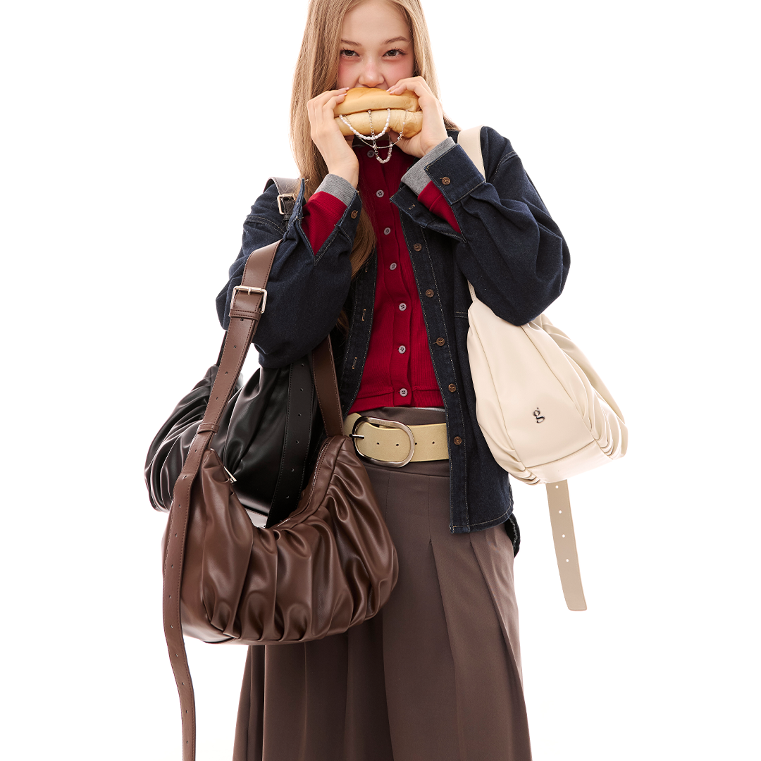 Χαρά | Δερμάτινη τσάντα σλιγκ σε σχήμα κρουασάν