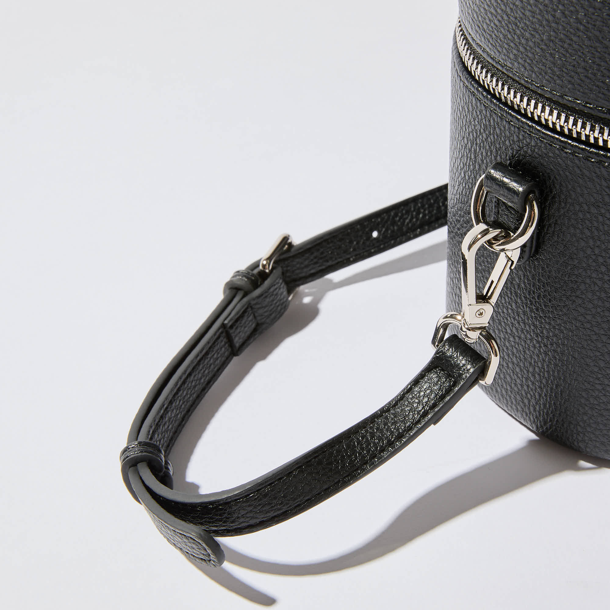 Sola | Οβάλ Νεσεσέρ Καλλυντικών