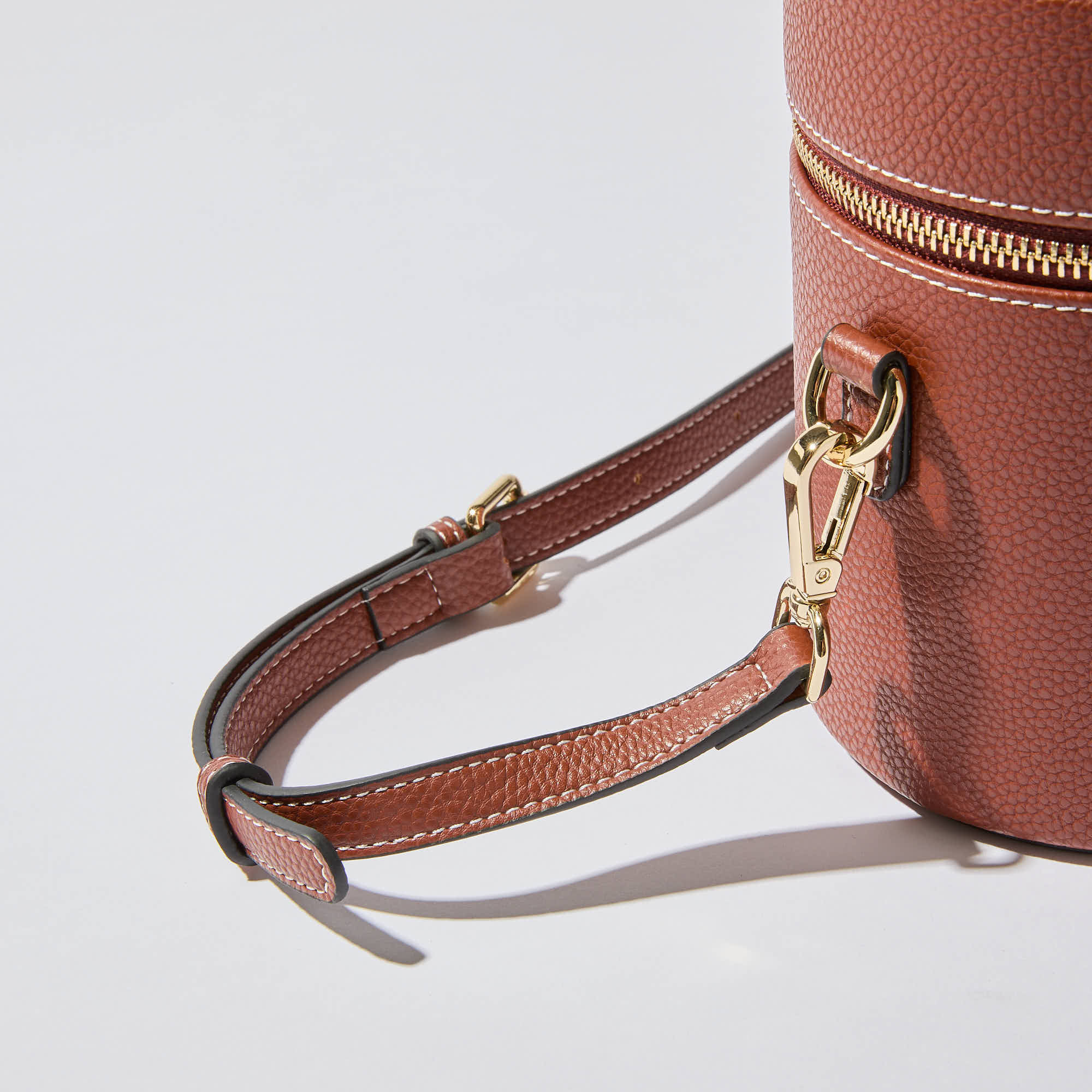 Sola | Οβάλ Νεσεσέρ Καλλυντικών