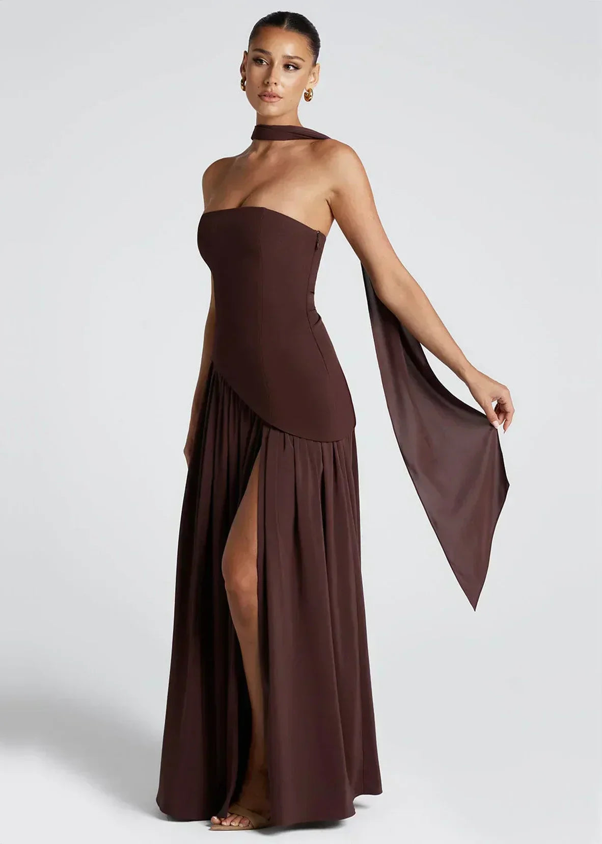 Elena – Maxi Φόρεμα με Ανοιχτούς Ώμους, Σκίσιμο & Choker Λεπτομέρεια