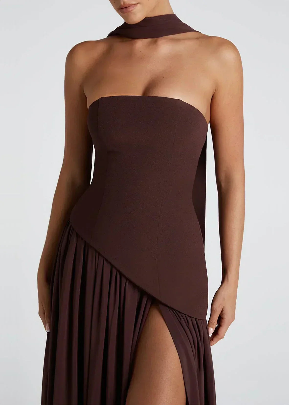 Elena – Maxi Φόρεμα με Ανοιχτούς Ώμους, Σκίσιμο & Choker Λεπτομέρεια