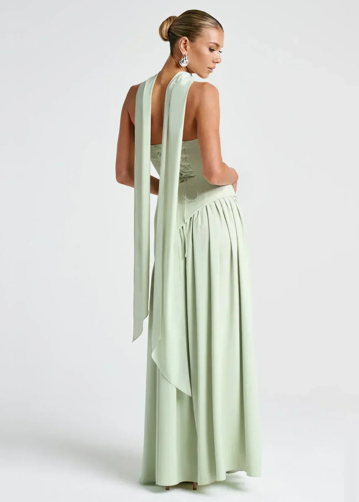 Elena – Maxi Φόρεμα με Ανοιχτούς Ώμους, Σκίσιμο & Choker Λεπτομέρεια