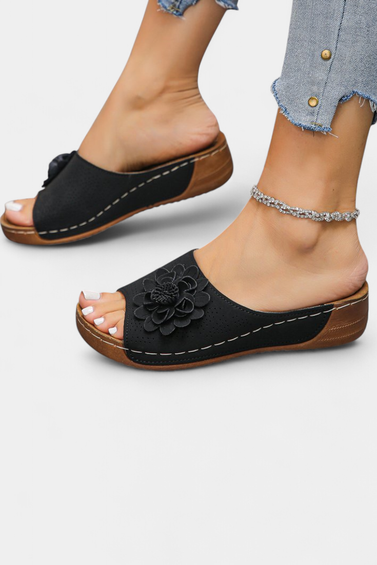 Πλούσια ορθοπεδικά σανδάλια με τρισδιάστατο λουλούδι και μαξιλαράκι