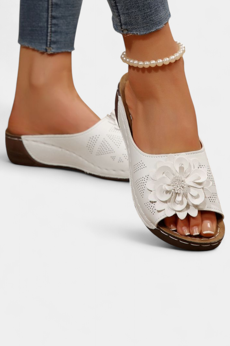 Πλούσια ορθοπεδικά σανδάλια με τρισδιάστατο λουλούδι και μαξιλαράκι