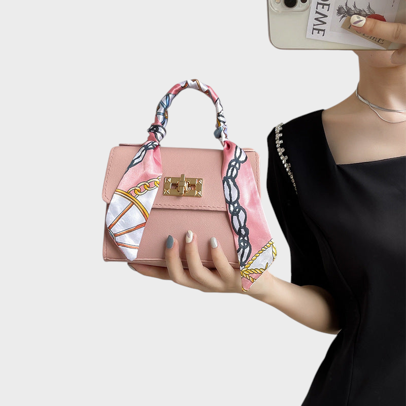 Lyla - Μικρή Τσάντα Αλυσίδας με Μεταξωτό Μαντήλι